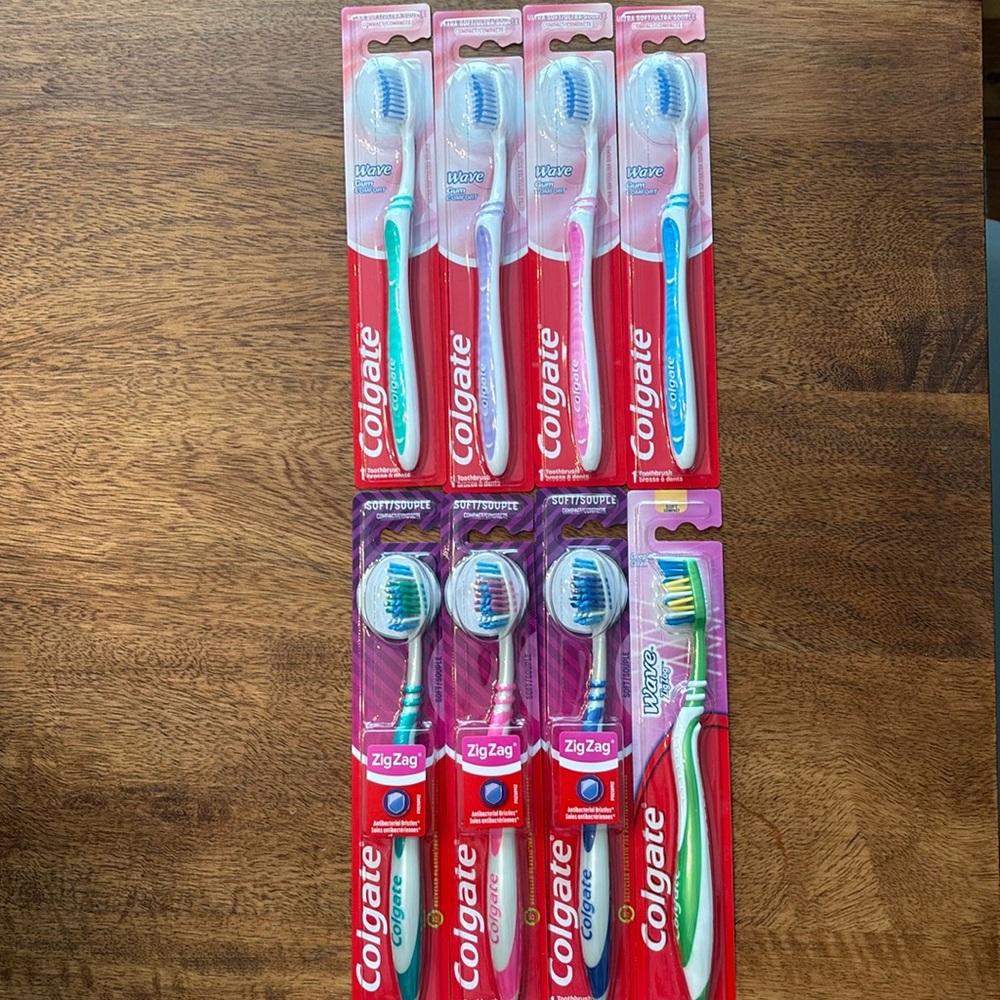 Set of 8 Colgate toothbrushes